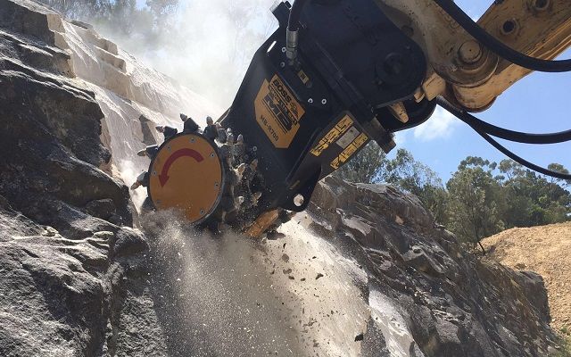 News - The new drum cutter MB-R700 on a PC Komatsu 220 – Australia 