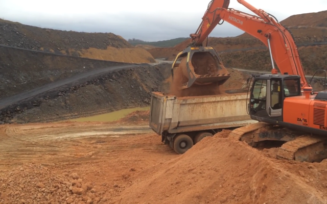 MB-S23 screener bucket on Hitachi excavator 