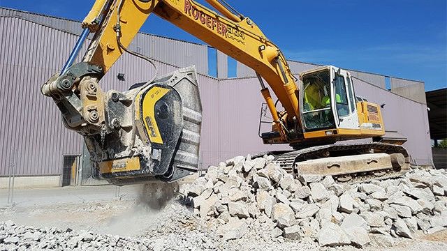BF120.4 on a Liebherr recycling demolition material on-site.